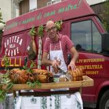 Marco intento alle porchette