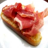 Prosciutto su bruschetta farina di grano antico